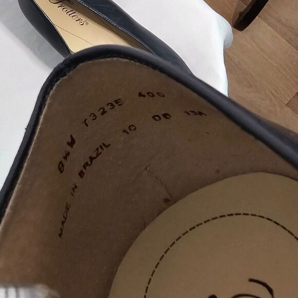 Trotters Black Leather 1 1/4" Heel Pumps Excellent Condition sz 8 1/2 W - Picture 6 of 6